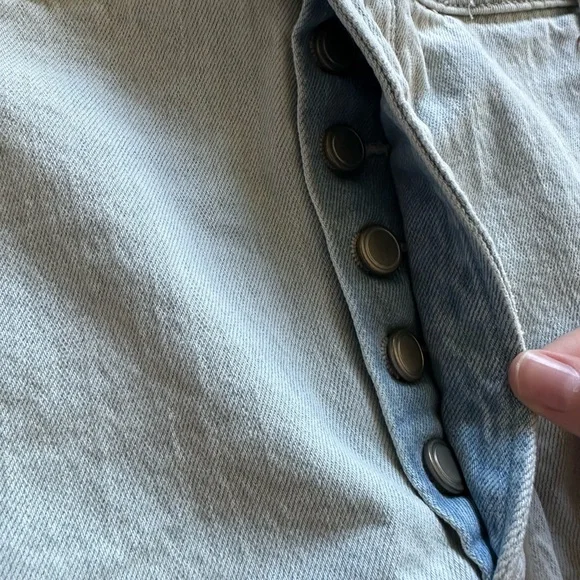 SOLD🩵Good American Light Wash Distressed Bombshell Denim Short in Blue648 Size - Picture 6 of 16